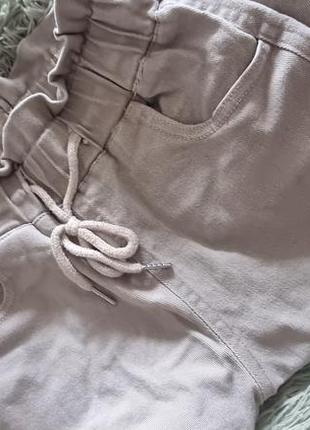 Бежевые брюки-джоггеры на резинке5 фото