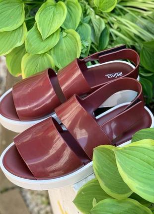 Бордові босоніжки "soho" на платформі melissa