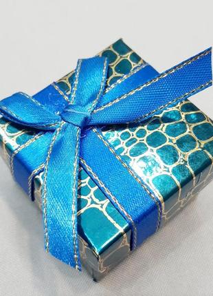 Синий квадратный футляр для подарочной упаковки сережек, колец, кулонов и колье. золотое тиснение "крокодил"