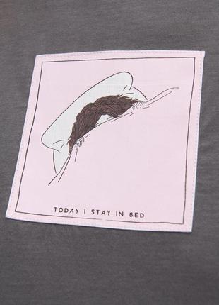 Reserved бавовняна футболка сірого кольору з рожевою наклейкою stay in bed5 фото