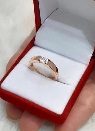 Подарок девушке - женское кольцо "золотая классика с изящным цирконом" ювелирный сплав в бархатной коробочке2 фото