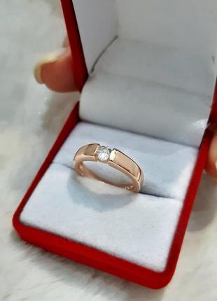 Подарок девушке - женское кольцо "золотая классика с изящным цирконом" ювелирный сплав в бархатной коробочке6 фото