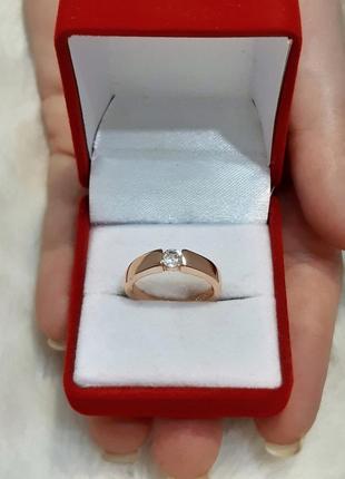 Подарок девушке - женское кольцо "золотая классика с изящным цирконом" ювелирный сплав в бархатной коробочке5 фото