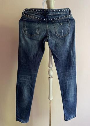 Женские джинсы guess низкая посадка с заклёпками5 фото