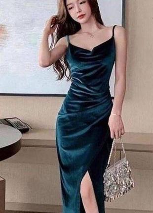 Сукня на бретельках з бархату