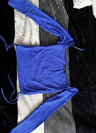 Кофточка синего цвета с открытыми плечечками