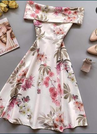Розкошное платье с открытыми плечами с нежным цветочным принтом