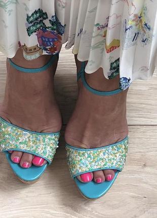 Кожаные босоножки ungaro на танкетке