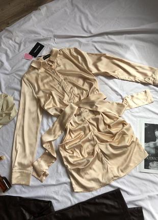 Атласное платье цвета шампань