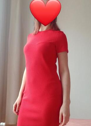 Ніжна насичено червона сукня