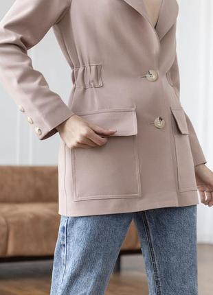 Піджак жіночий однобортний із накладними кишенями, дизайнерський, пудра