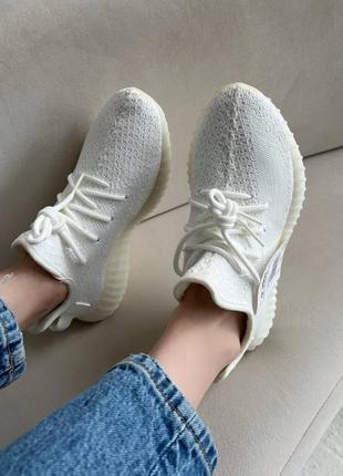 Yeezy 350 white premium жіночі кросівки ізі адідас білі преміум якість легкі та зручні женские белые кроссовки