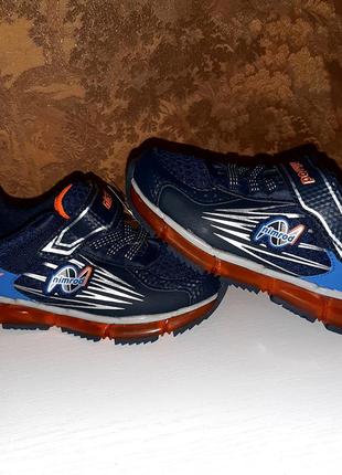 Нові легенькі кросівки nimrod з підсвіткою