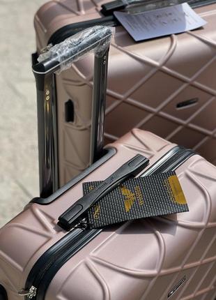 Качественный чемодан,польнее,противоударный пластик,ухие размеры,кодовый замок,wings6 фото