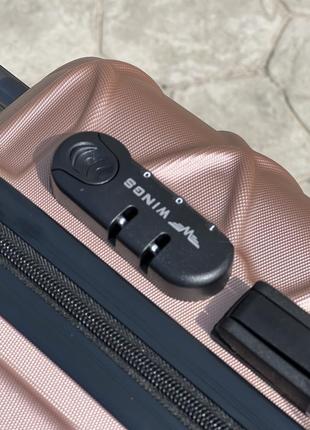Качественный чемодан,польнее,противоударный пластик,ухие размеры,кодовый замок,wings8 фото
