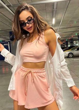 Жіночий діловий повсякденний стильний класний класичний зручний модний трендовий костюм модний шорти шортики та рубашка сорочка і топ топік рожевий