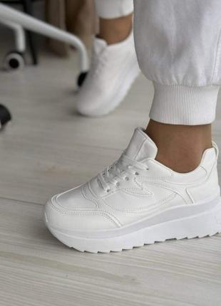 Трендові кросівки білі