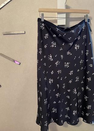 Фирменная сатиновая миди юбка в бельевом стиле цветочный принт атласная2 фото