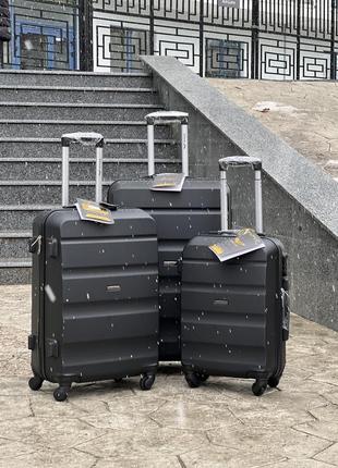 Качественный чемодан,польнее,противоударный пластик,ухие размеры,кодовый замок,wings