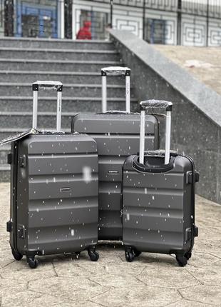 Якісна валіза ,польша ,противоударний пластик ,усі розміри ,кодовий замок ,wings4 фото