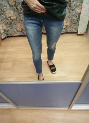 Классные итальянские джинсы скинни с необработаным низом.xs, s.