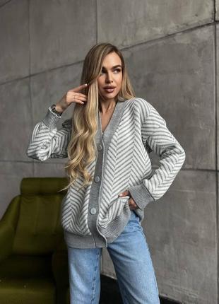 Стильний жіночий в’язаний кардиган