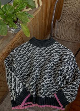 Трендовый укороченный оверсайз свитер в гусиную лапку