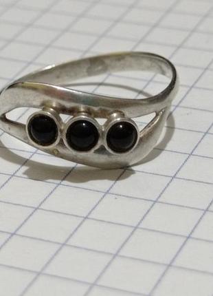 Серебряное кольцо с черными  агатами , 18 размер