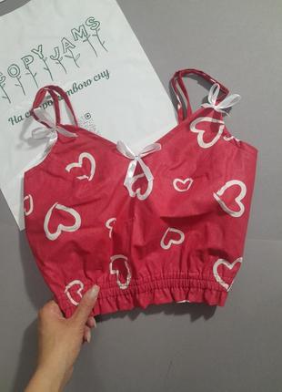 Женский домашний топик с рисунком середечек на красном фоне