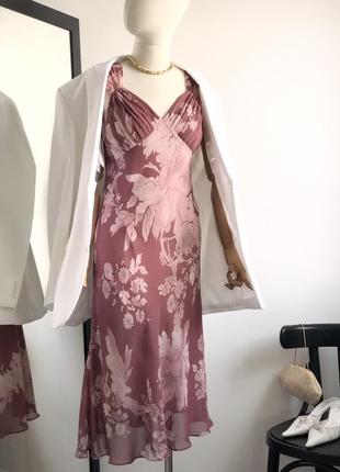 Розовое шелковое длинное платье цвета камелии