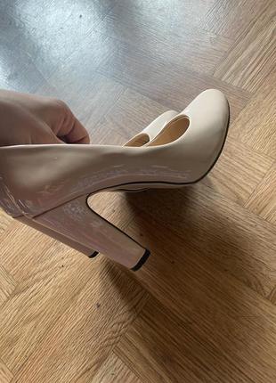 Туфлі лаковані лодочки бежеві