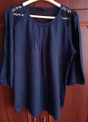 Блузка с ажурными вставками на спине.