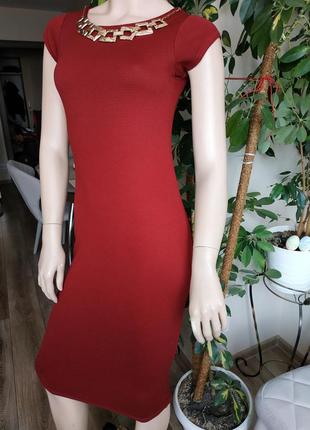 Фактурное платье-карандаш цвета бургунди