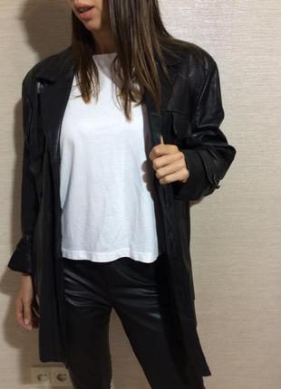 Женский кожаный длинный пиджак с накладными карманами4 фото