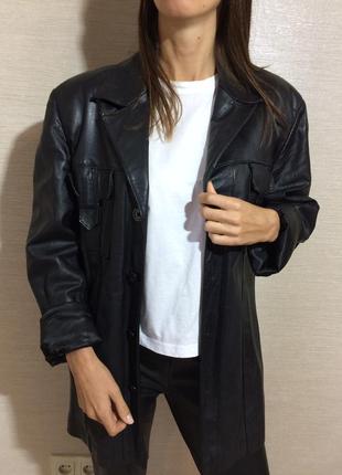 Женский кожаный длинный пиджак с накладными карманами2 фото