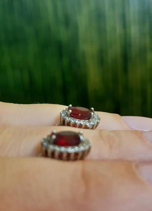 Серебряные серьги 925 пробы (вкрытые родием) с натуральным гранатом