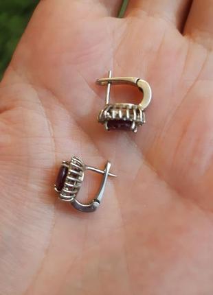 Серебряные серьги 925 пробы (вкрытые родием) с натуральным гранатом