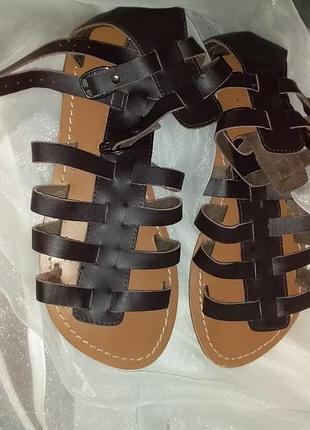 Кожаные сандалии.новые