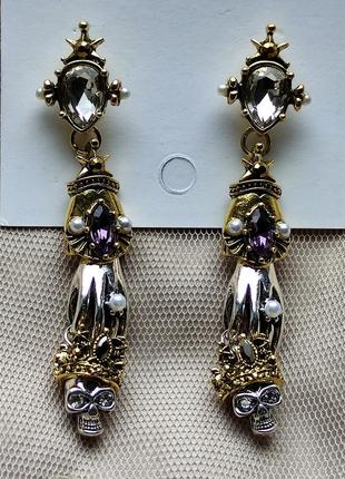 Серьги 6,8 см, череп, корона, готика, рука, биколорные,в стиле alexandеr mcqueen