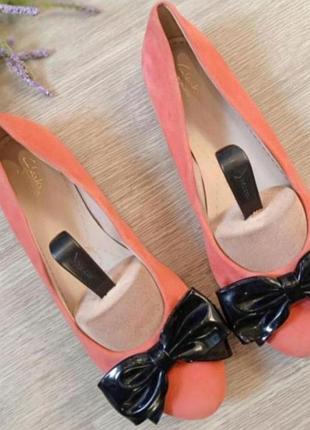 Балетки з натуральної замші clarks. колір персиково-рожевий