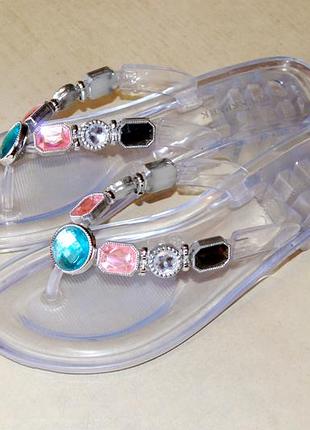 Queenspark - ефектні пляжні шльопанці відомого модного бренду