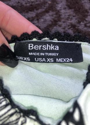 Зеленое платье в бабочки от bershka xs-s2 фото