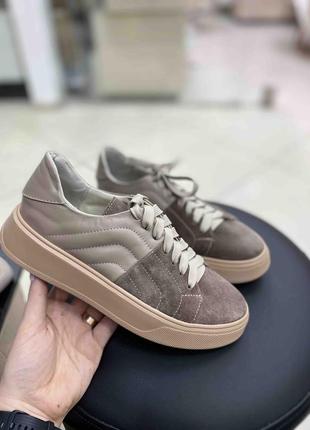 Женские кроссовки