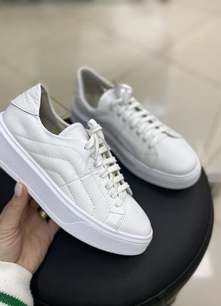 Жіночі кросівки