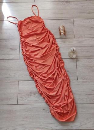 Шикарное платье с драпировкой prettylittlething