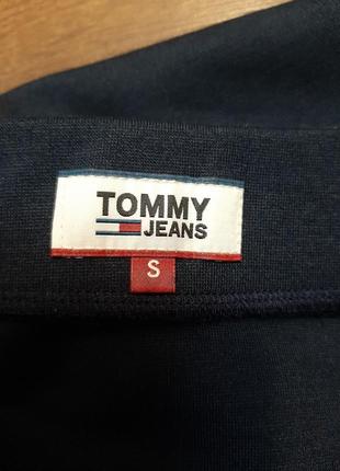 Юбка с яркими разноцветными радужными лампасами tommy jeans hilfiger9 фото