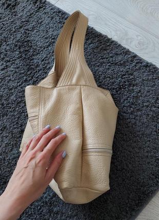 Бежевая кожаная сумка мешок из натуральной кожи4 фото