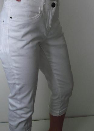 Белые джинсовые бриджи.3 фото