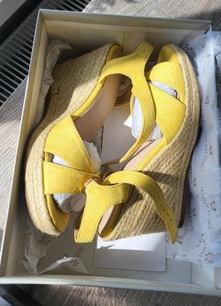 Босоніжки жовті на танкетці