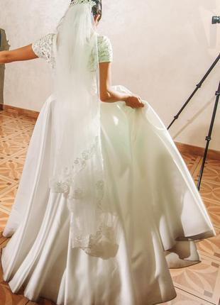 Шикарное свадебное атласное платье1 фото